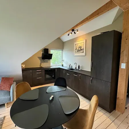 1 Bed Loft Sleeps 4 -hot Tub Sauna & Pets Ok Appartement Stokmarknes