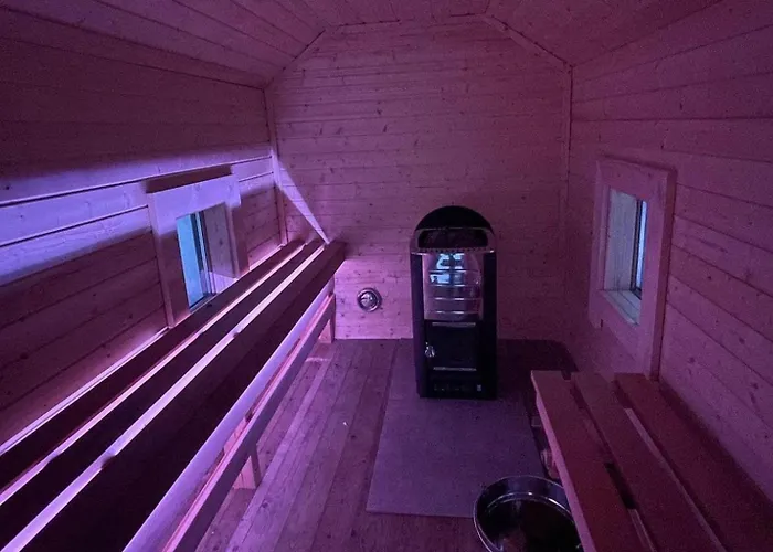 1 Bed Loft Sleeps 4 -hot Tub Sauna & Pets Ok Stokmarknes