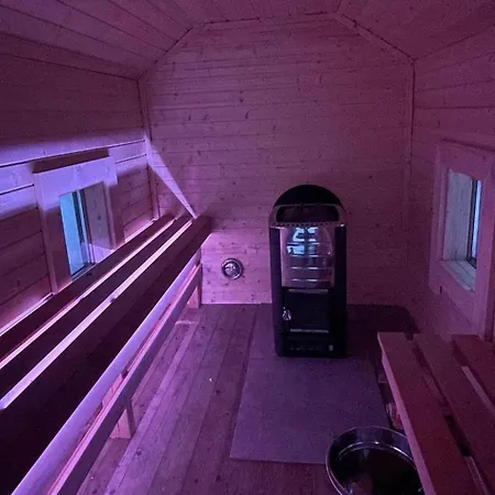 1 Bed Loft Sleeps 4 -hot Tub Sauna & Pets Ok Stokmarknes